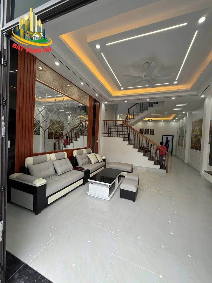 Nhà bán Nguyễn Văn Cừ, Ninh Bình 100m² giá 6 tỷ - Mặt tiền rộng, thiết kế hiện đại!