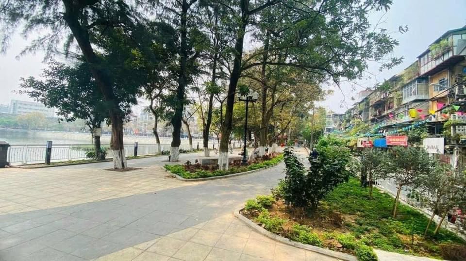 Tập thể kinh doanh tầng 1 Trần Hữu Tước 37m² giá 7.45 tỷ - Kinh doanh đắc địa ngay mặt hồ!