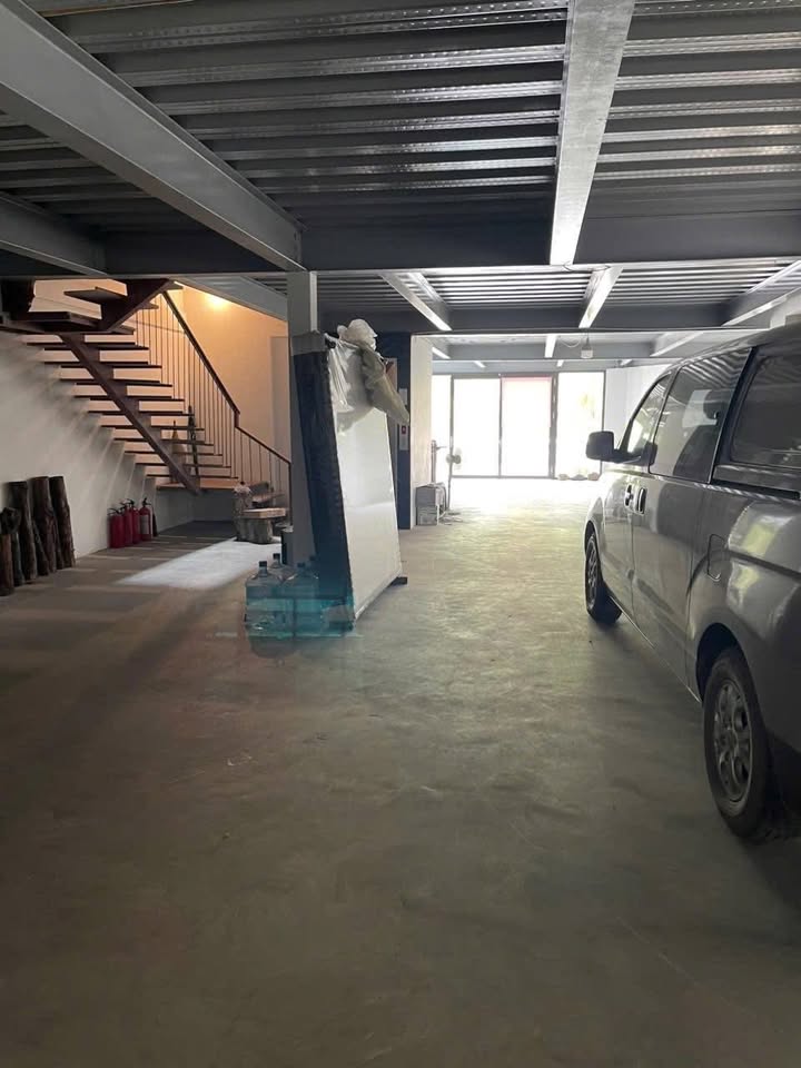 Cho thuê mặt bằng kinh doanh phố Lâm Du, quận Long Biên, 200m² - Mặt tiền rộng, ô tô tránh!