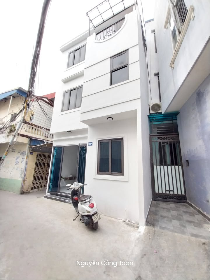 Nhà lô góc 3 tầng ngõ 229 Miếu Hai Xã 30m² giá 2.55 tỷ - Tiện ích đầy đủ xung quanh!