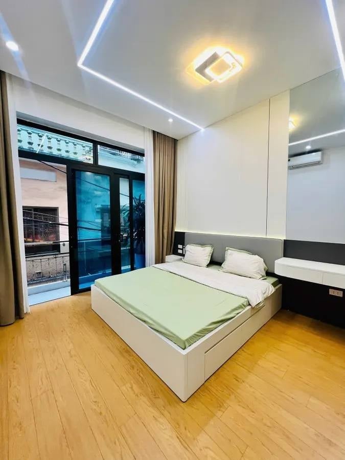 Nhà 4 tầng Trần Thái Tông, Cầu Giấy 45m² giá 15.1 tỷ - Thiết kế hiện đại, ô tô đỗ cửa!