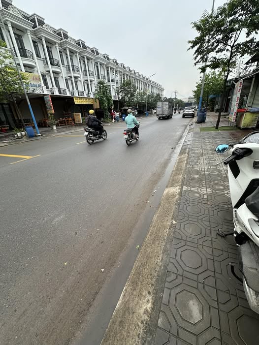 Nhà phố Dĩ An 80m² giá 6.3 tỷ - Thương lượng ngay hôm nay!