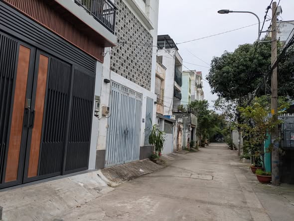 Nhà bán Thủ Đức 100m² giá 11.7 tỷ - Vị trí đắc địa mặt tiền đường 20!