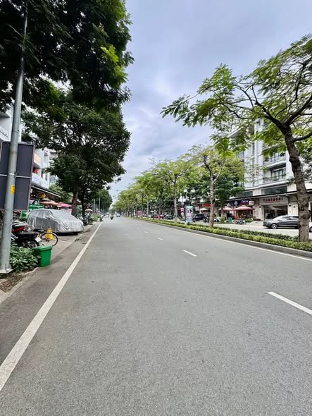 Shophouse Hiệp Bình Phước, Thủ Đức 100m² giá 28.5 tỷ - Nội thất cao cấp, thang máy hiện đại!