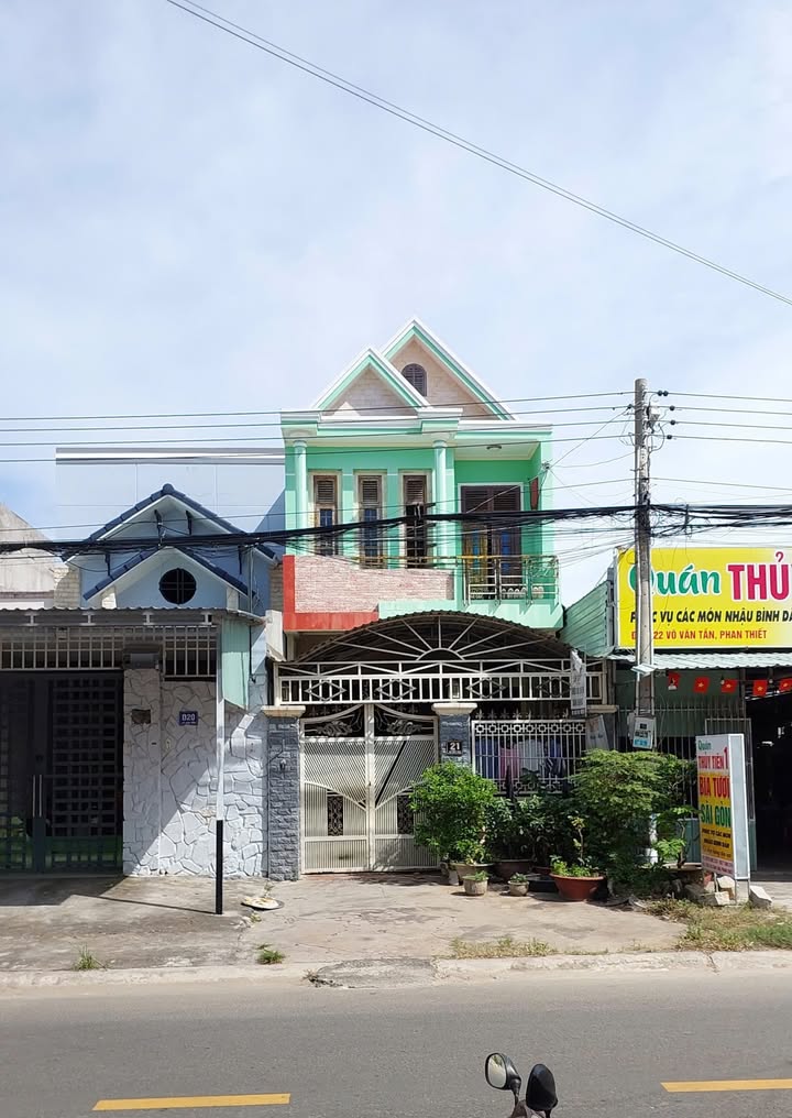 Nhà 1 Trệt 1 Lầu Mặt Tiền Đường Võ Văn Tần, 100m² giá 3 tỷ - Phù hợp cho gia đình đông đúc!