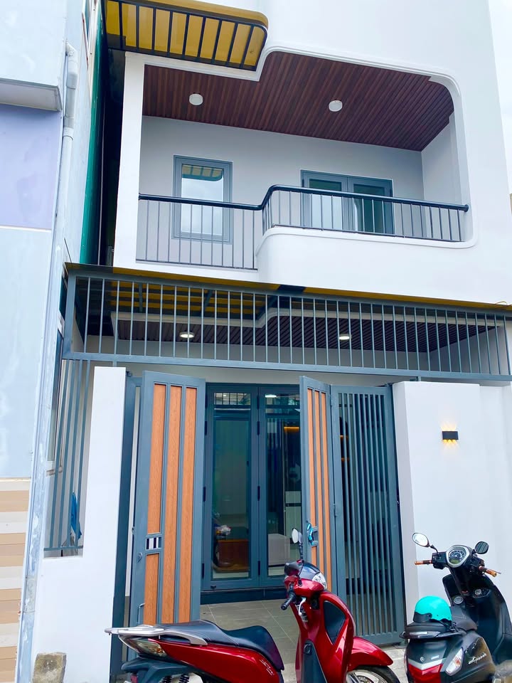 Căn nhà 2 tầng hẻm ô tô Nguyễn Bá Loan 84m² giá 2.27 tỷ - Nhà mới đẹp, trung tâm TP!