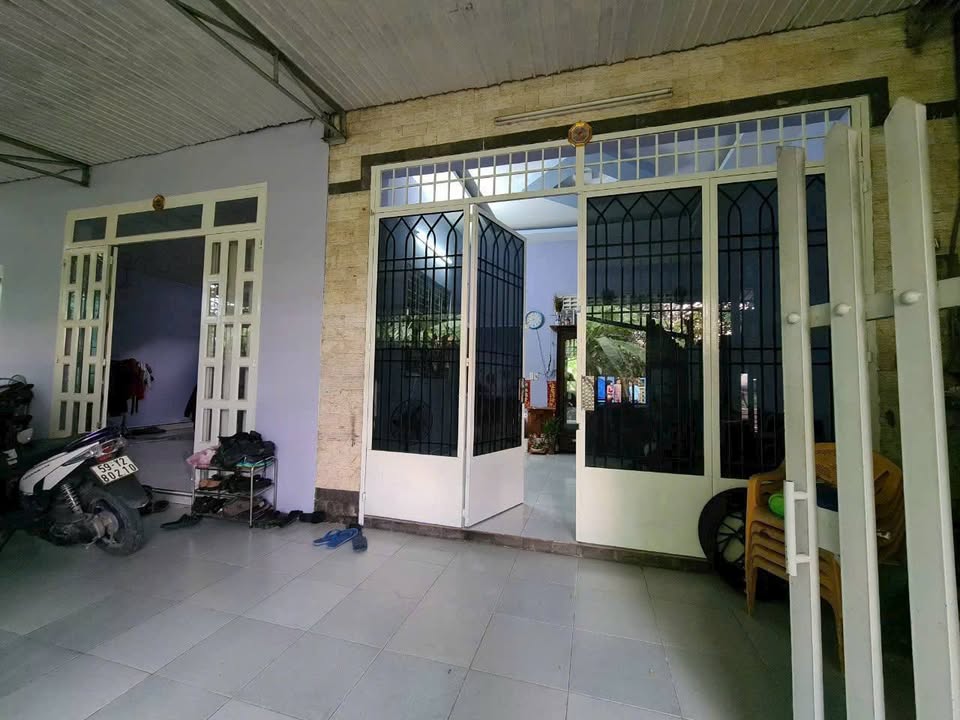 Nhà bán gấp tại đường Sông Lu, Củ Chi 110m² giá chỉ 1.3 tỷ - An ninh tốt, khu dân cư sầm uất!