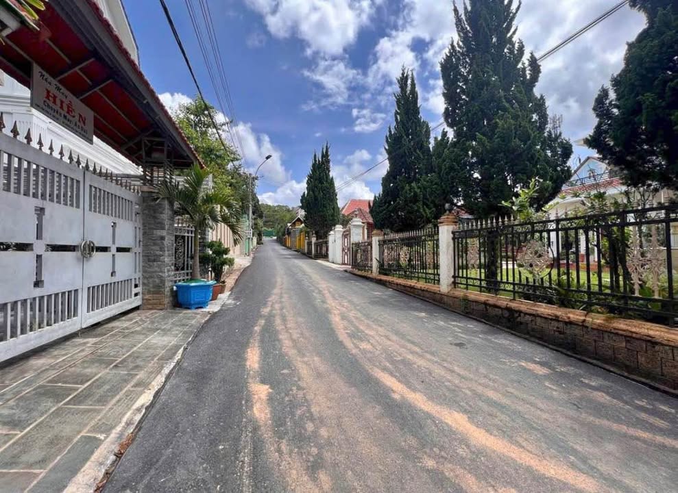 Bán biệt thự Đà Lạt 212m² giá 9.5 tỷ - Hẻm nhựa ô tô, gần Thung Lũng Tình Yêu!