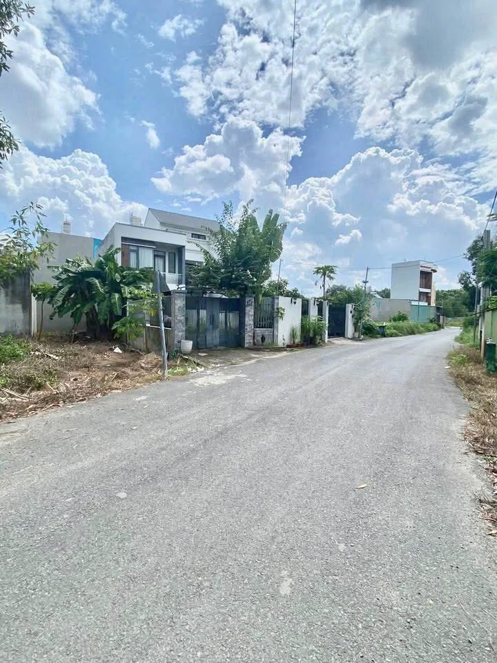 Nhà mặt tiền đường DX077, Định Hòa, 130m² - Giá chỉ 2 tỷ!