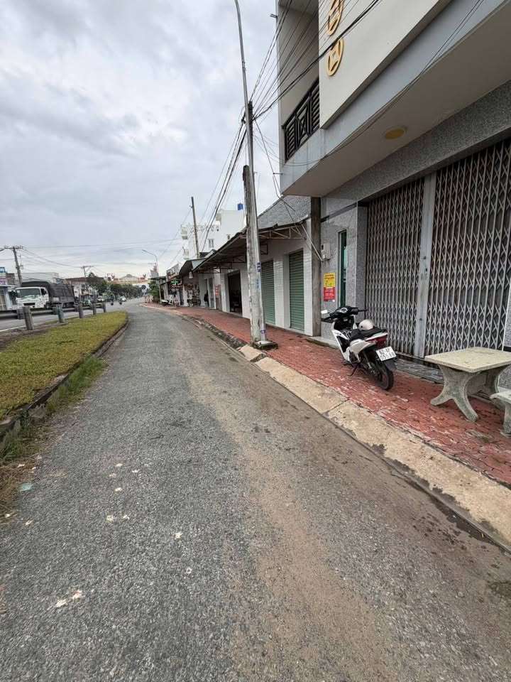 Nhà 2 tầng Thị Trấn Bến Lức 178m² giá 5.5 tỷ - Sổ hồng chính chủ