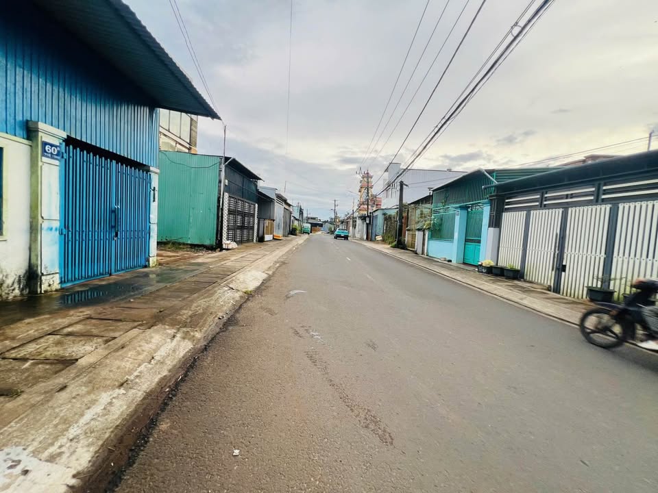 Nhà mặt tiền Tuệ Tĩnh, Pleiku 112m² giá 2.6 tỷ - Sân ô tô rộng rãi!