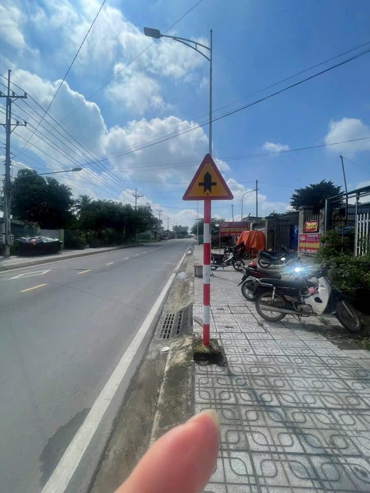 Nhà mặt tiền đường Huỳnh Tấn Phát, Phường Bình Minh, 330.96m² chỉ 3.1 tỷ - Sẵn sàng ở ngay!