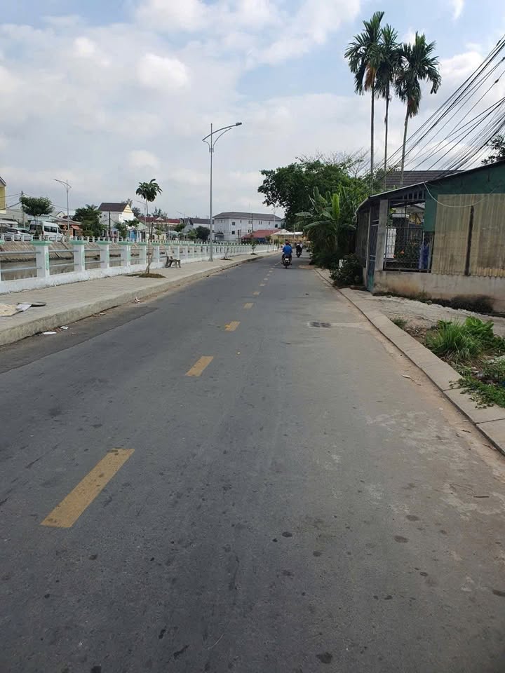 Đất nền mặt tiền đường 30/4, P6, TP Sóc Trăng 100m² - Giá chỉ 2.5 tỷ, thương lượng ngay!