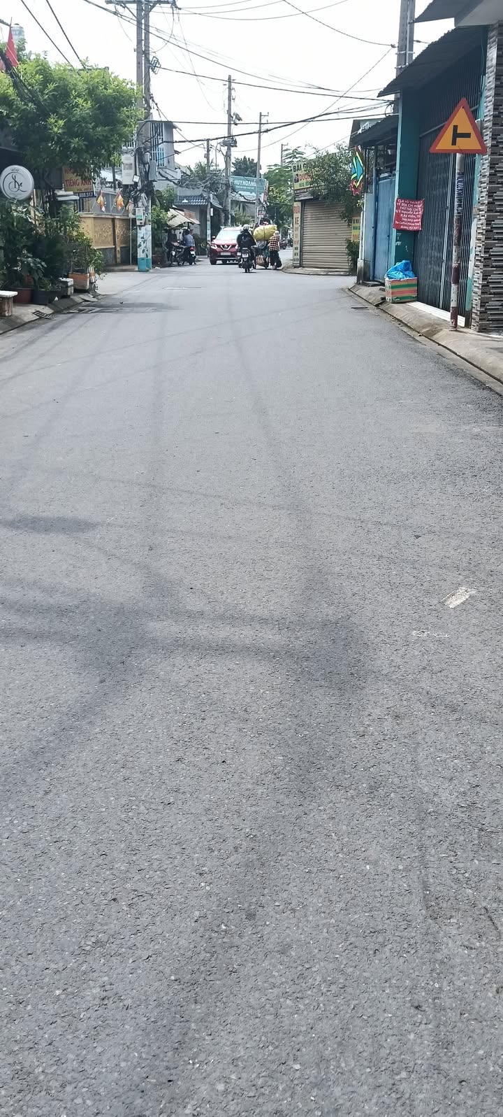 Nhà bán Hóc Môn 90m² giá 6.2 tỷ - Chính chủ, sổ hồng đầy đủ!