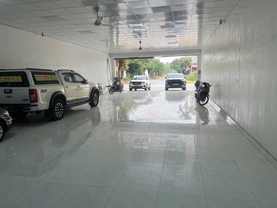Salon mặt đường 315, Hồng Thái 180m² giá 11.2 tỷ - Cơ hội đầu tư tuyệt vời!