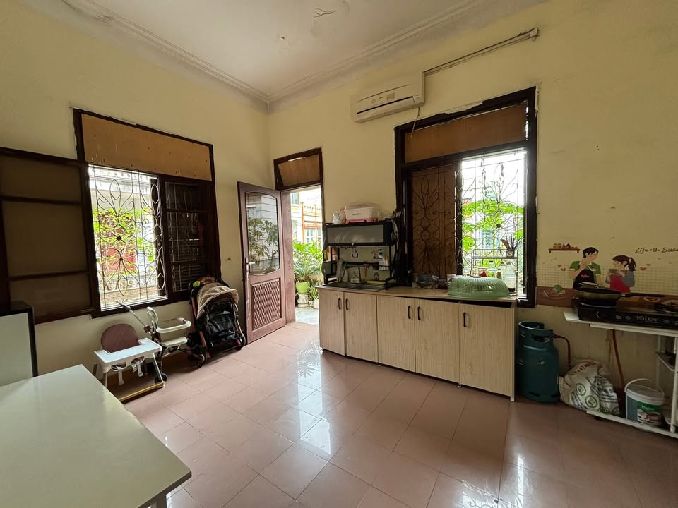 Căn hộ cho thuê 2 phòng ngủ ở ngõ 6 Đội Nhân, giá 5.5 triệu - Phù hợp hộ gia đình