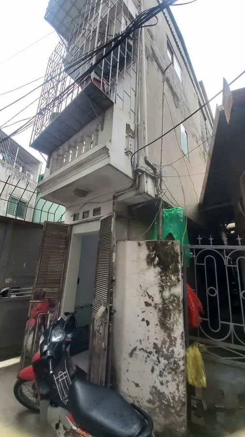 Nhà đẹp 3 tầng phố Định Công 13m² giá 1.72 tỷ - Vị trí thuận lợi, sổ đỏ chính chủ!