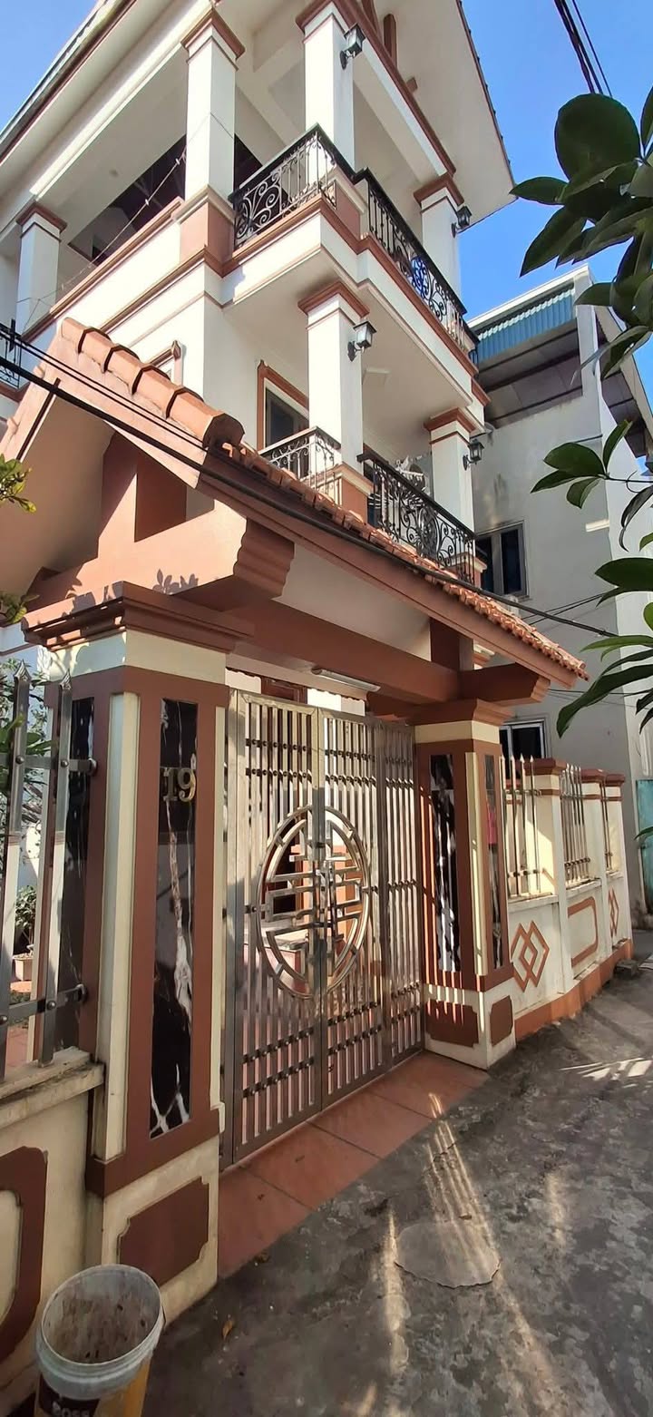 Nhà 3 tầng góc đẹp tại Trạm Trôi, 115m² giá 8 tỷ - Sổ đỏ chính chủ!