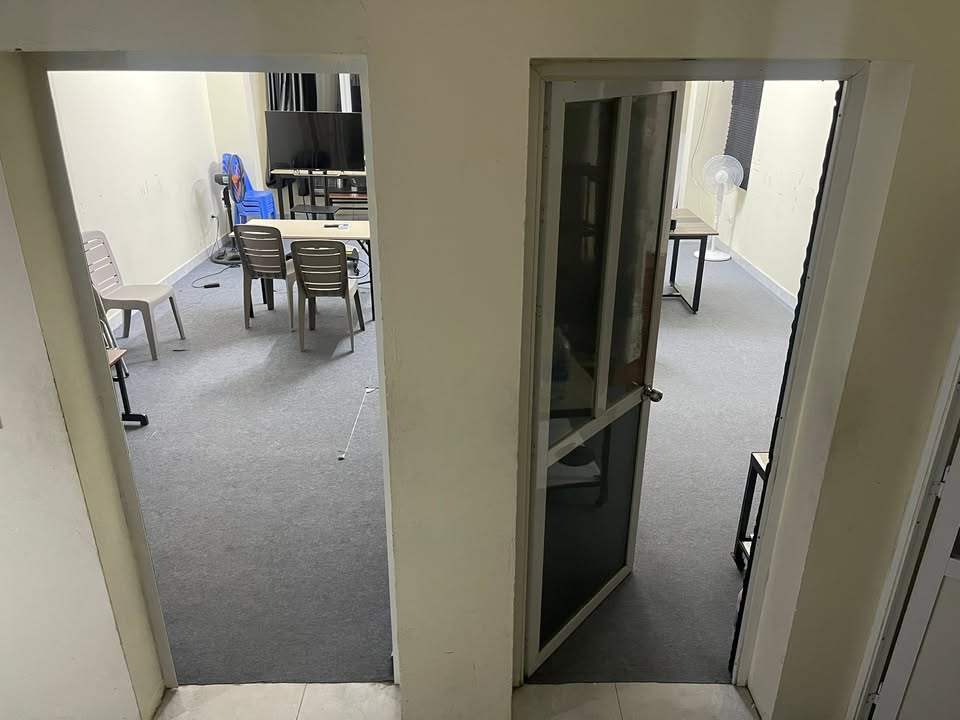 Văn phòng cho thuê 50m² tại Cổ Nhuế, giá chỉ 6 triệu/tháng - View mặt kính sáng sủa!