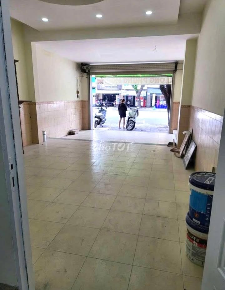 Nhà mặt tiền Lạc Long Quân Quận 11, 70m² giá 22 triệu - Phù hợp cho văn phòng và kinh doanh!