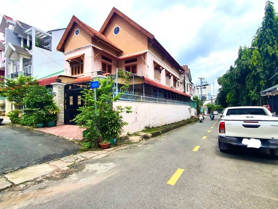 Townhouse Lê Văn Việt Q9 212m² giá 20.2 tỷ - Bán gấp lô góc 2 mặt tiền!