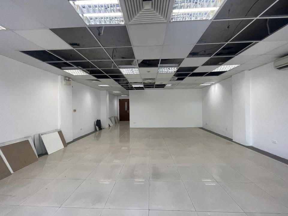Văn phòng cho thuê đường Nguyễn Du, quận Hai Bà Trưng 120m² - Vị trí đẹp, hầm gửi xe tiện lợi!