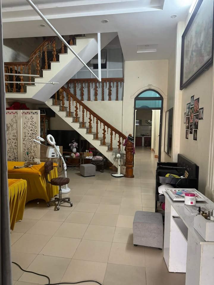 Nhà 3PN ngay Chợ Đón, Phường Quảng Cư 115m² giá 2 tỷ - Mặt tiền sầm uất!