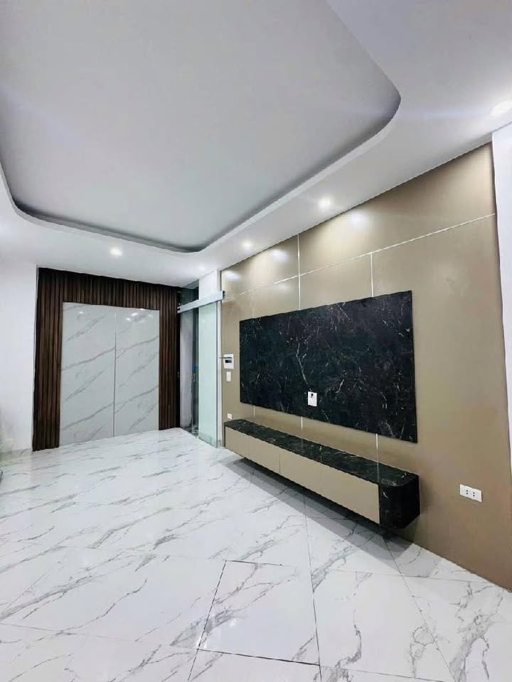 Nhà Phố Láng Hạ 38m² giá 8 tỷ - Thiết kế hiện đại, thang máy tiện nghi!