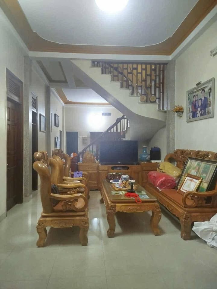 Nhà 2.5 tầng tại Tân Phong, Lai Châu 105m² giá 2 tỷ - Gần sân vận động!