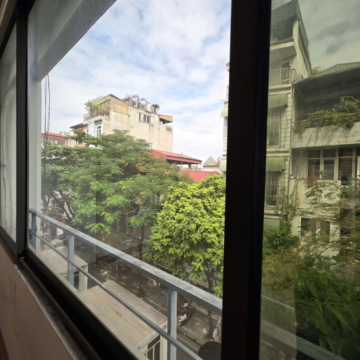 Cho thuê văn phòng mặt phố Thụy Khuê 100m² giá 25 triệu - Khu phố VIP gần Hồ Tây!