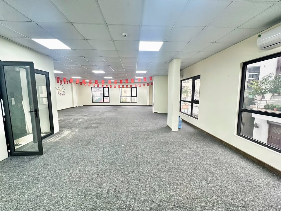 Cho thuê sàn văn phòng tại Nguyễn Xiển, Thanh Xuân 200m² - Mặt bằng đẹp, giao thông thuận tiện!