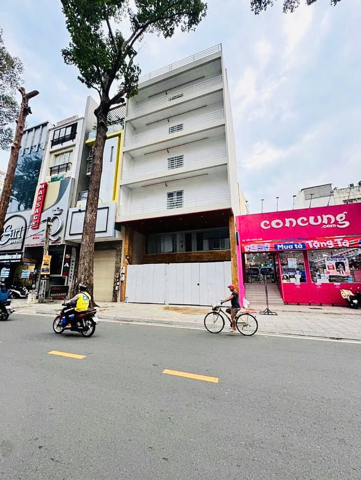 Cho thuê tòa nhà mặt tiền 97-99 Trần Quang Khải, Quận 1, 1.100m² - Thiết kế hiện đại, vị trí đắc địa!