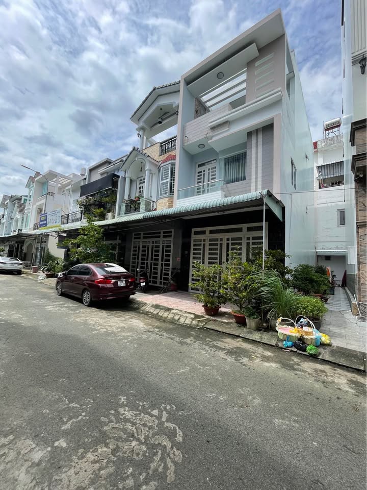 Nhà 3 tầng đường 8C2, phường Hưng Phú, 60m² giá 5.2 tỷ - Kiến trúc hiện đại, thoáng mát!