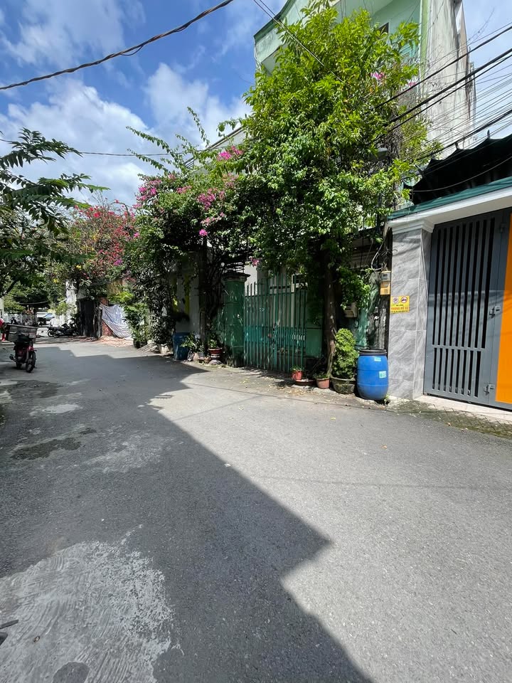 Nhà bán tại Phước Long B, Quận 9, 100m² - Vị trí đắc địa sát chợ Hoa Cau!