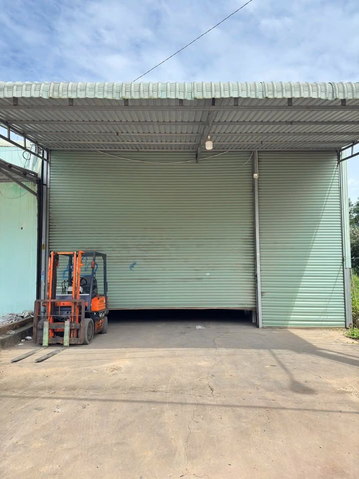 Kho xưởng cho thuê mặt tiền đường DH - Tân Uyên 350m² chỉ 15 triệu/tháng