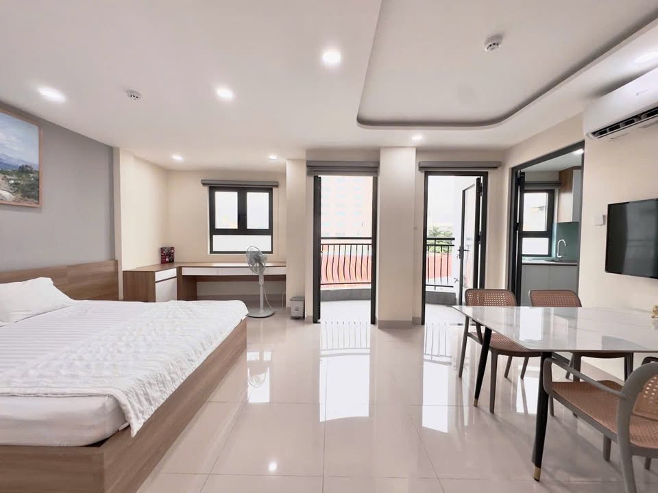 Căn hộ cho thuê tại Thành Thái, Quận 10 - Full nội thất mới, ban công rộng rãi!