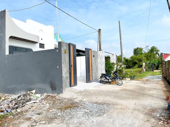 Nhà Đức Hòa Đông 132m² giá 1.95 tỷ - Tiện ích xung quanh đầy đủ!