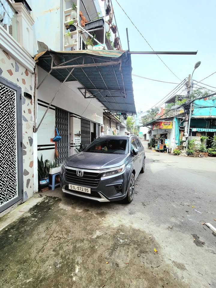 Nhà 3 tầng Dương Quảng Hàm Gò Vấp 40m² giá 4.95 tỷ - Ô tô đậu cửa cả ngày lẫn đêm!