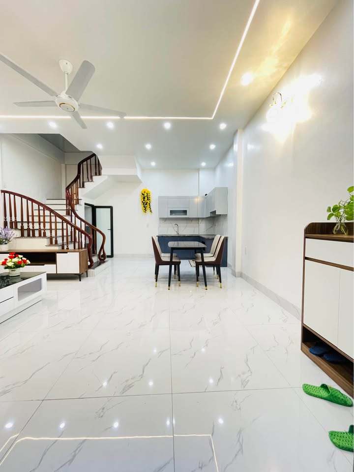 Nhà 3 Tầng Phường Lê Hồng Phong 40m² giá 1.9 tỷ - Full nội thất, gần chợ và trường học!