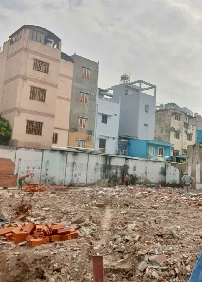 Bán lô đất 80m² sổ hồng riêng quận 11 - Giá chỉ 7.2 tỷ VND!