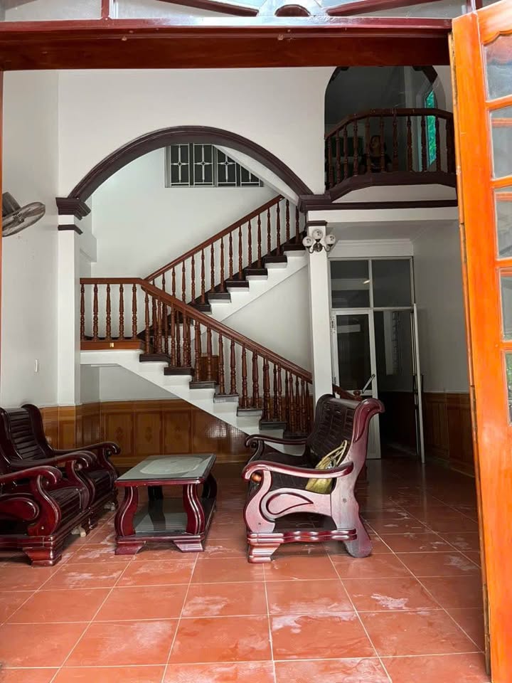 Nhà 3 tầng Tô Hiệu, Sơn La 71.5m² giá 3 tỷ - Vị trí đắc địa, thoáng mát!