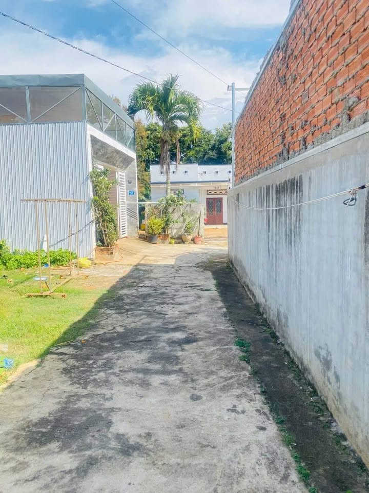 Nhà riêng Hòa Thuận, Buôn Ma Thuột 360m² giá 3.2 tỷ - Thiết kế hiện đại, sân rộng rãi!