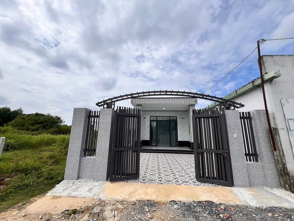 Nhà hoàn thiện 100% tại Khu phố Ninh Thọ, Tây Ninh - Giá chỉ 1.6 tỷ!