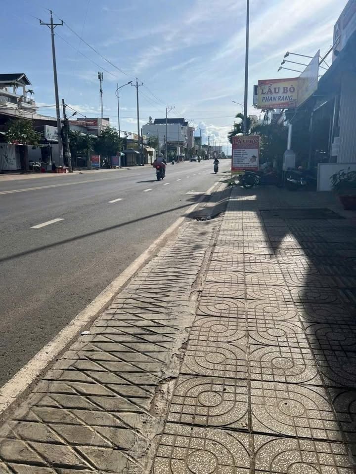 Bán nhà mặt tiền Trần Phú, Đức Trọng, 80m² giá 11 tỷ - Kinh doanh sầm uất!