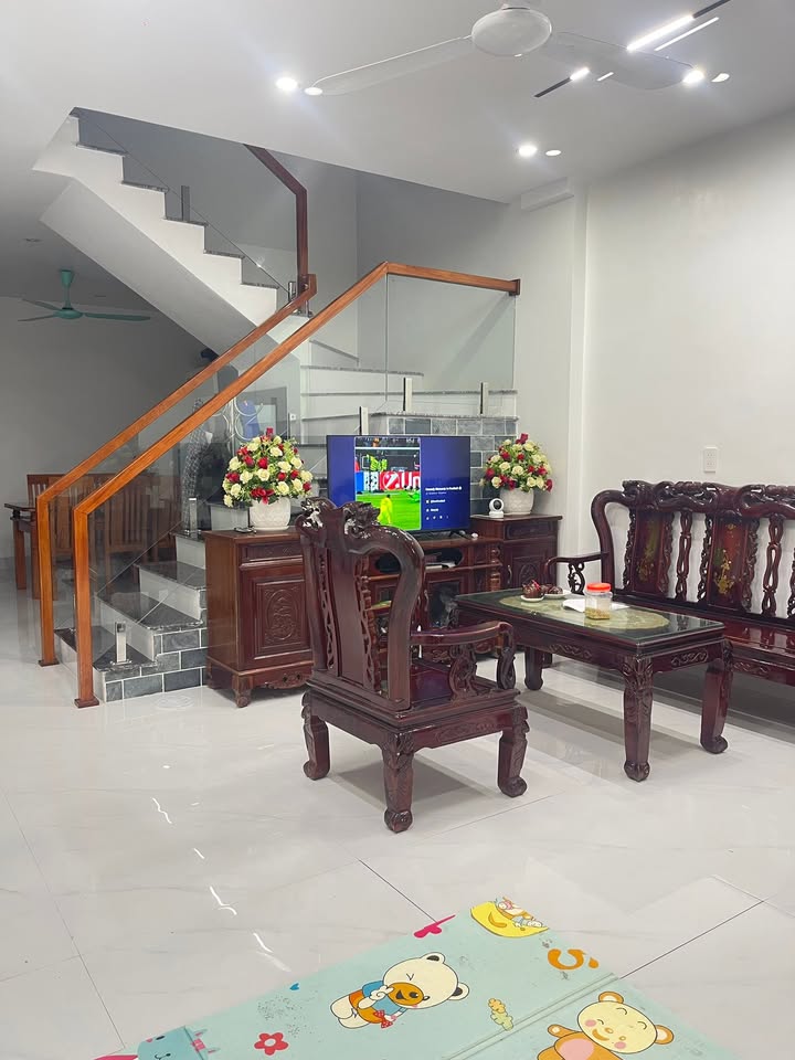 Nhà 3 tầng phường Trần Hưng Đạo, Thái Bình 75m² giá 2.4 tỷ - Đường rộng, tiện ích đầy đủ!