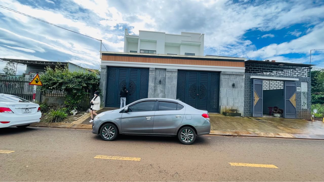 Nhà mặt tiền Đặng Trần Côn, Trà Bá, Pleiku 150m² giá 3.7 tỷ - Thiết kế sang trọng, tiện nghi!