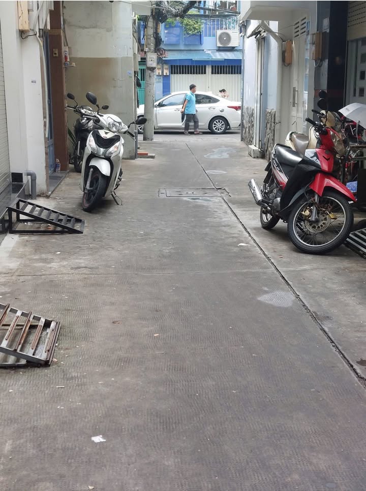 Nhà riêng Cách Mạng Tháng 8, Q10, 20m² giá 4 tỷ - Bán gấp, hẻm xe hơi!