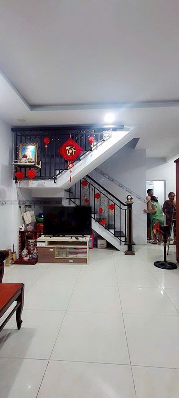 Nhà mặt tiền Nguyễn Duy Trinh 42m² giá 3.2 tỷ - Khu dân cư sầm uất!