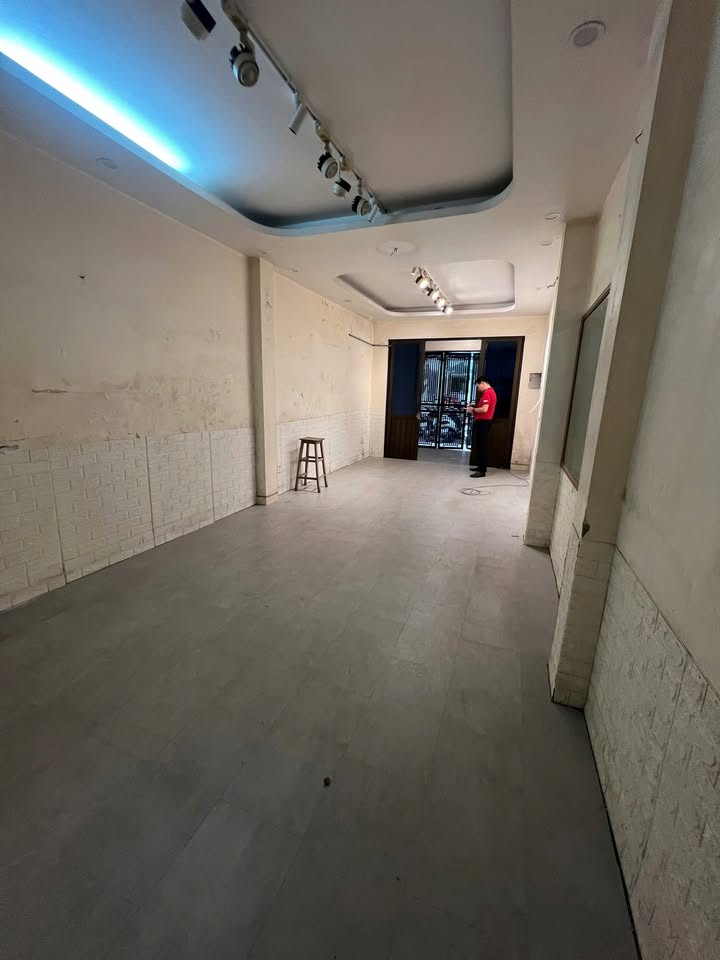 Nhà cho thuê Láng Hạ 50m² giá 15 triệu - Thiết kế thông sàn lý tưởng!