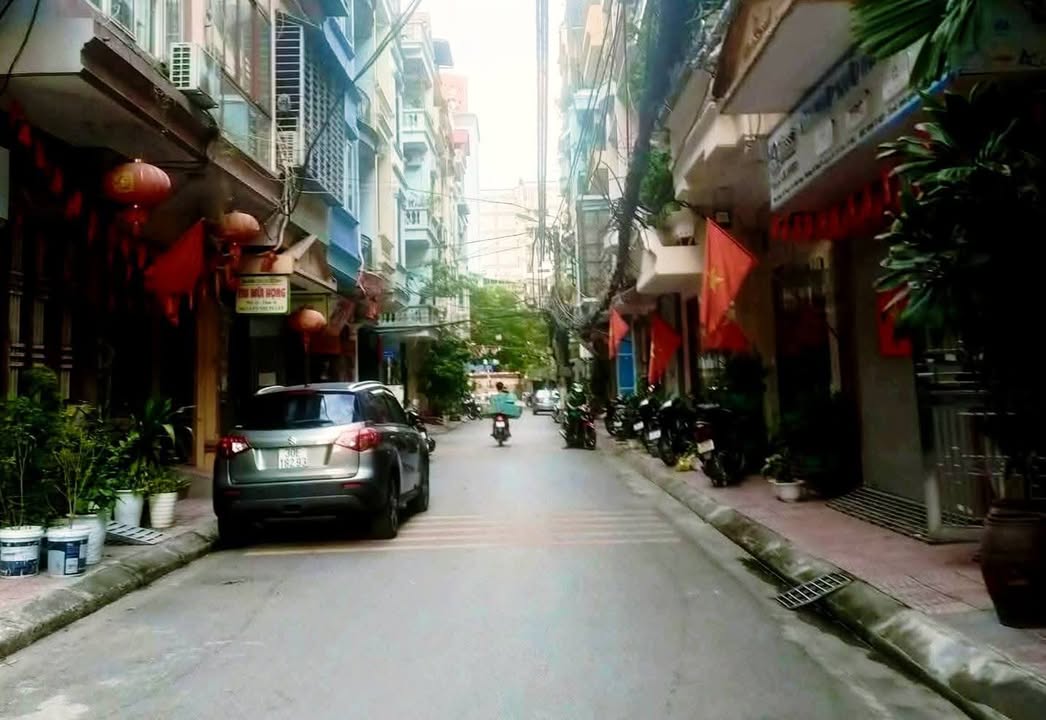 Nhà phố Trung Hòa, Cầu Giấy 48m² giá 17 tỷ - Kinh doanh ngay, ô tô tránh!
